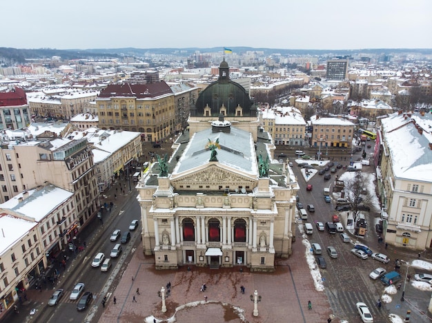 Alte europäische Stadtluftaufnahme in der Winterzeit. verschneite Dächer