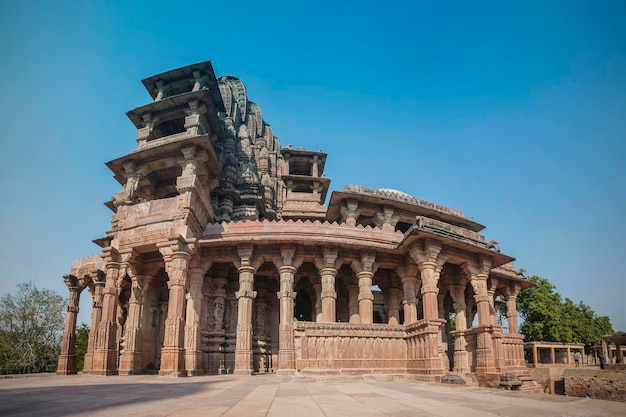 Alte Felsentempel von hinduistischen Göttern und Göttinnen im Mandor Garden, Jodhpur, Rajasthan, Indien