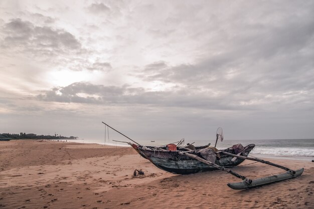 Alte Fischerboote am leeren Strand in Sri Lanka.