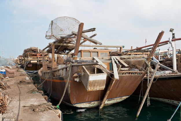 Alte Fischerboote mit rostigen Metallnetzen im Persischen Golf