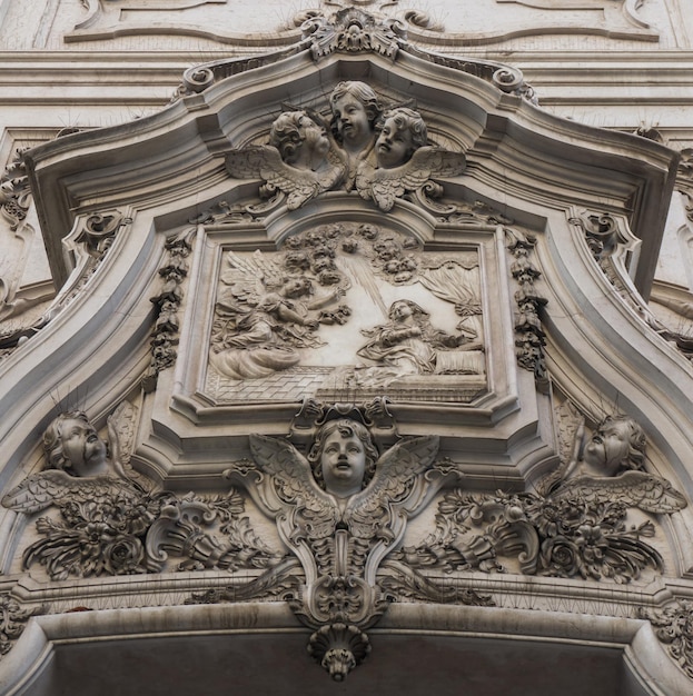 Alte Flachreliefs mit Engeln über dem Eingang zur katholischen Kirche