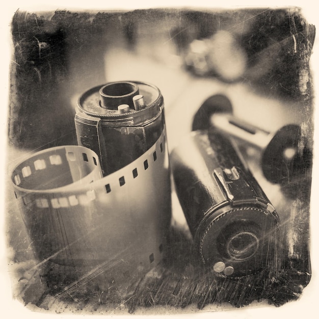 Alte Fotofilmrollen Kassette und Retro-Kamera Vintage-Foto stilisiert