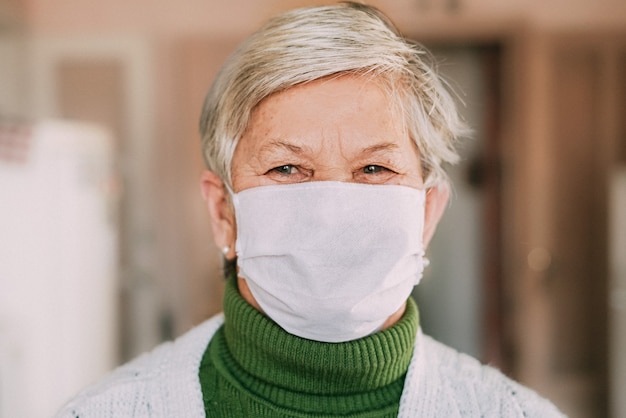 Alte Frau, die medizinische Maske trägt