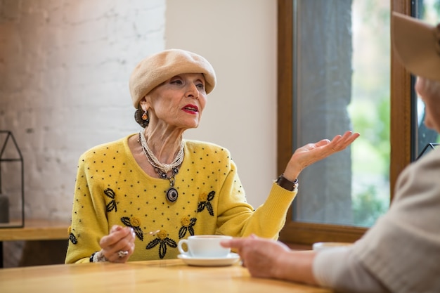 Alte Frau im Café