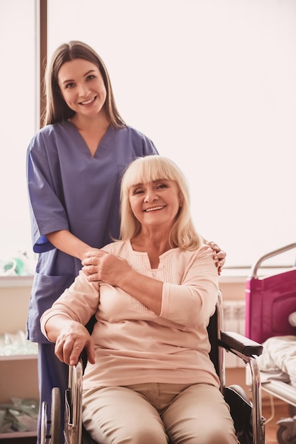 Alte Frau im Krankenhaus