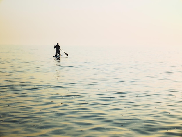 Alte Frau im Meer