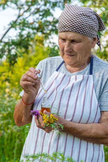 Alte Frau macht Kräutertinktur Selektiver Fokus