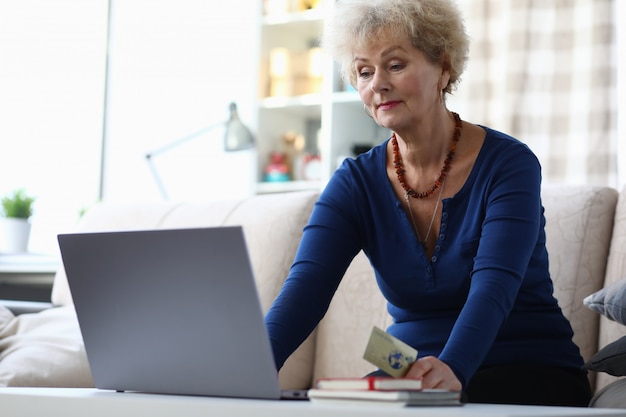 Alte Frau mit Laptop