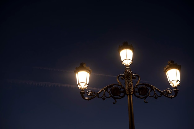 Alte Fußgängerstraßenlaternen nachts