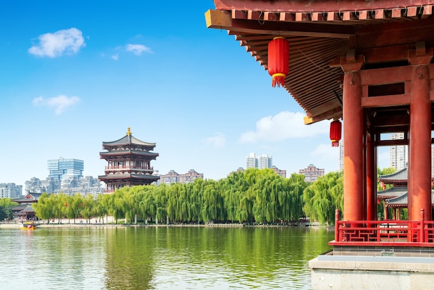 Alte Gebäude am See: Pagode, Xi'an, China.