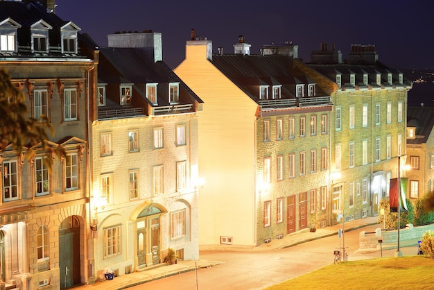 Alte Gebäude auf der Straße in der Nacht in Quebec City