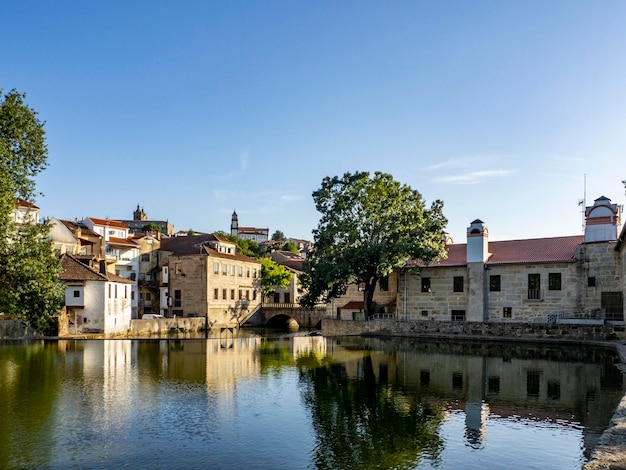 Alte Gebäude in Viseu spiegelten sich in einem Fluss Pavia Portugal wider