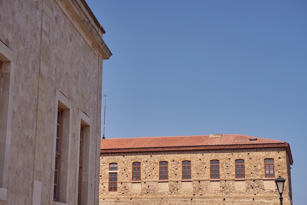 Alte Gebäude mit strahlend blauem Himmel im Hintergrund.