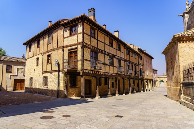 Alte Gebäude neben der Kathedrale mit ihrer typischen Architektur und Holzbalkonen El Burgo de Osma Soria