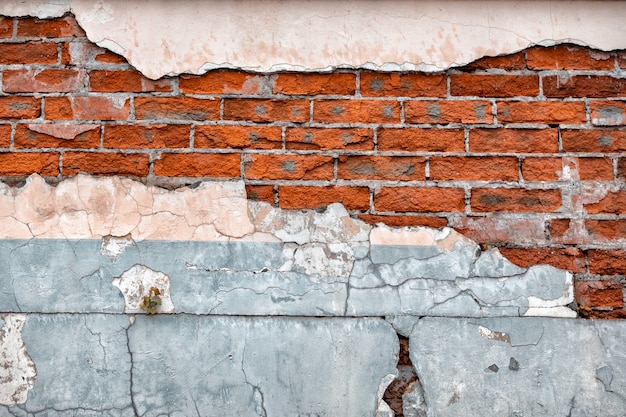 Alte gebrochene Wand mit sichtbarer Ziegelsteinbeschaffenheit