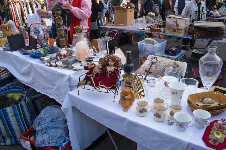 Foto alte gegenstände, die auf einem flohmarkt verkauft werden