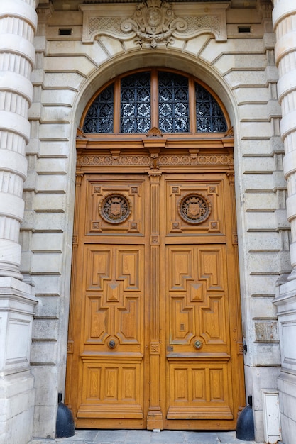 Foto alte geschmückte tür in paris, frankreich, typisches altes wohnhaus