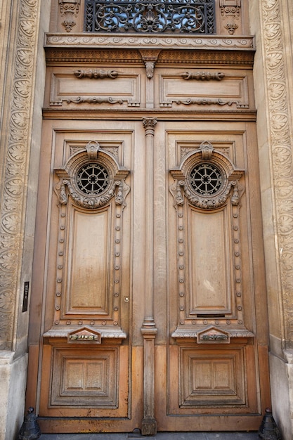 Alte geschmückte Türen in Paris, typische alte Wohnungsbauten