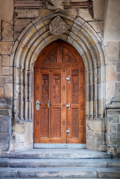 Alte geschnitzte Tür der gotischen Kathedrale der Heiligen Vitus Wenceslaus und Adalbert Prag Tschechische Republik Europa