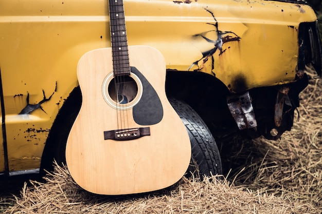 Foto alte gitarre und alte lkw-dekoration am reisfeld