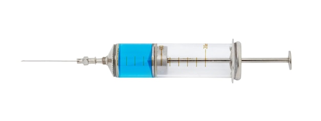 Alte Glasspritze mit blauer flüssiger Medizin isoliert auf weißem Hintergrund mit Beschneidungspfad