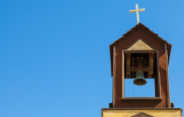 Alte Glocke auf der Spitze einer christlichen Kirche in Südspanien.