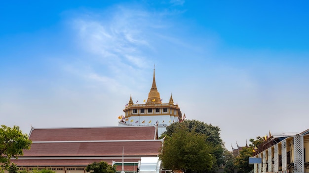 Alte goldene Pagode auf dem Berg Das berühmte Wahrzeichen in Bangkok Thailand