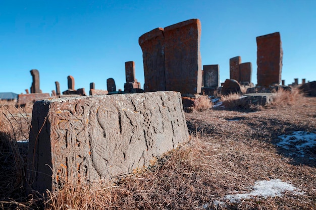 Alte Grabsteine namens Khachkars auf dem Friedhof von Noratus in der Nähe des Sewansees in Armenien