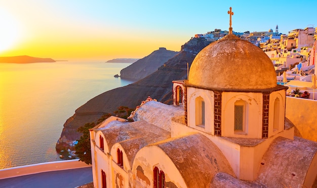 Alte griechische Kirche in Thira Stadt und Ägäis bei Sonnenuntergang, Santorini, Griechenland