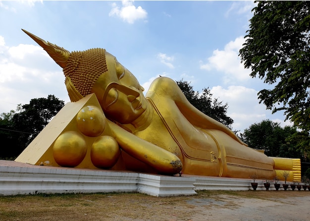 Alte große liegende Buddha-Statue im Wat Aranyikawat Ratchaburi Thailand