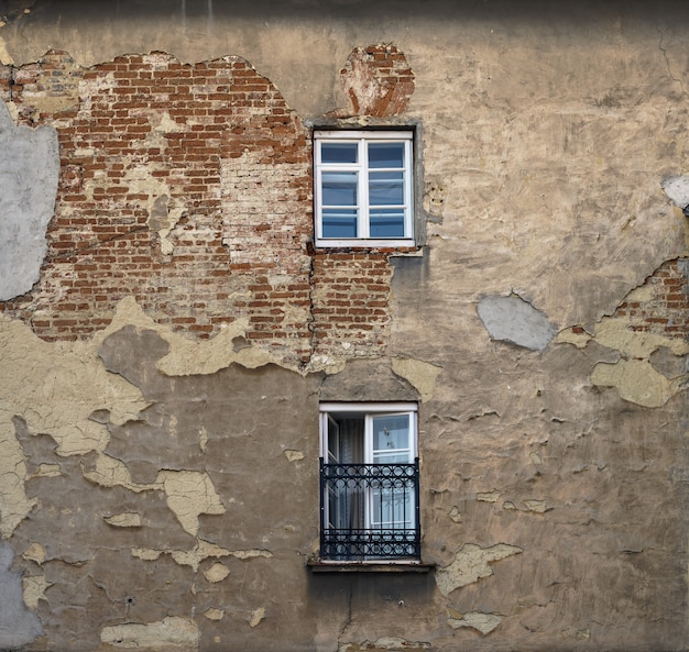 Alte Grungy Gebäudewand mit zwei Fenstern