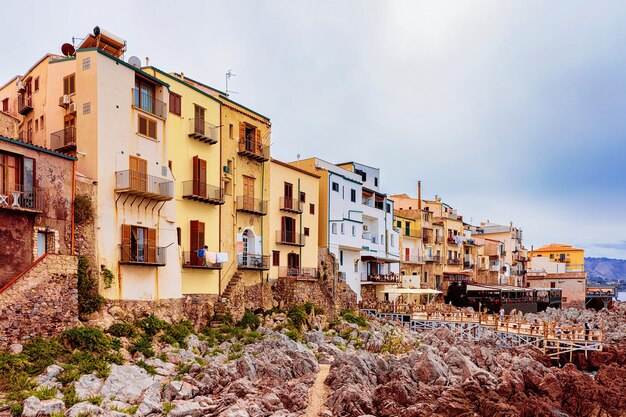 Alte Häuser an der felsigen Küste von Cefalù, Palermo, auf der Insel Sizilien in Italien