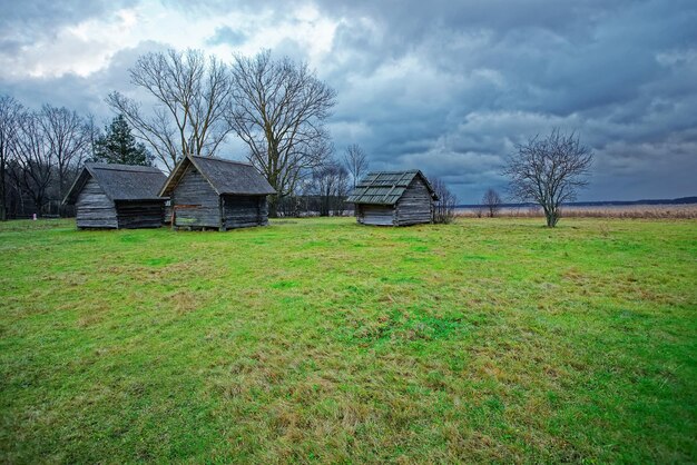 Alte Häuser im ethnografischen Freilichtdorf in Riga, Lettland