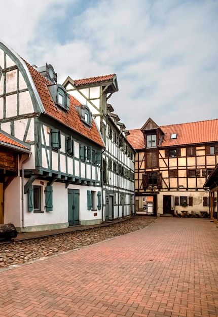 Alte Häuser in der gepflasterten Straße der Altstadt von Klaipeda Litauen