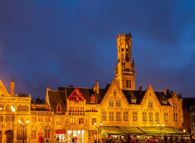 Alte Häuser mit Belfort-Turm, Brügge, Belgien