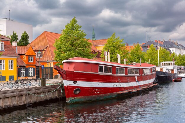 Alte Häuser und Schiffe in der Altstadt von Kopenhagen, Dänemark