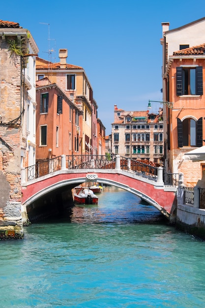 Alte Häuser und Wasserstraßen in zentralem Venedig in Italien