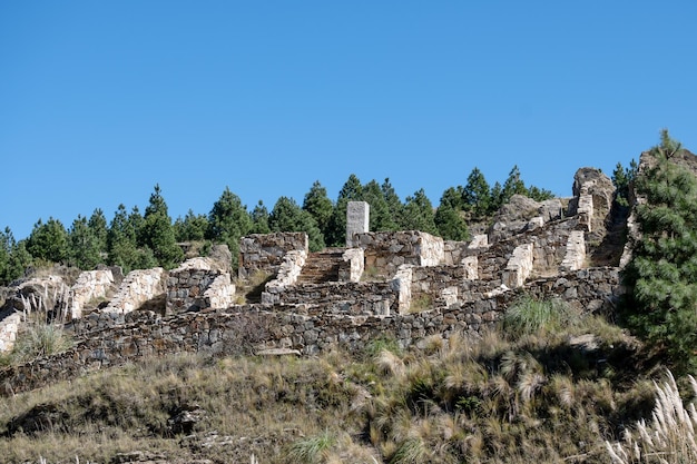 Alte Hausruinen in den Bergen