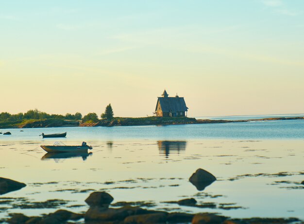 Alte heruntergekommene hölzerne Sankt-Nikolaus-Kapelle in ländlicher abgelegener Natur, Russland, Karelien, Weißes Meer, in der Nähe von Kem