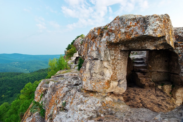 Alte Höhle im Berg