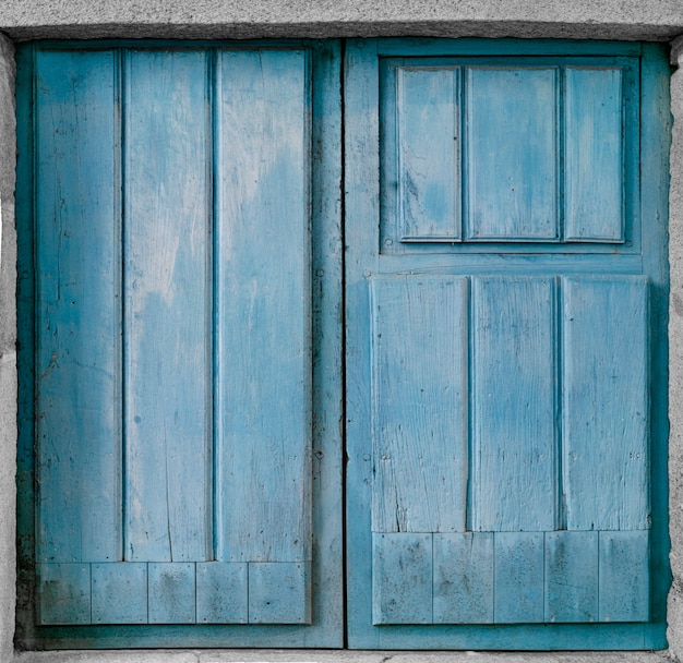 Alte hölzerne blaue Tür in der alten Steinmauer