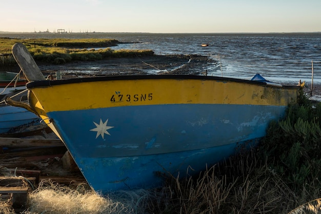 Alte hölzerne Fischerboote in der Nähe von palaphitischen Docks