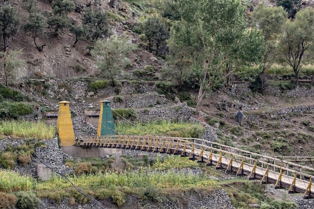 Alte hölzerne Hängebrücke in Chitral Valley Karakorum Highway Pakistan