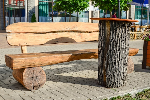 Alte hölzerne leere Bankansicht einer Verbreitung an einem hausgemachten Tisch im Freien an einem sonnigen Sommertag