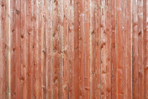 Alte hölzerne Vintage-Planken bedeckt mit flockiger brauner Farbe. Holz Textur.