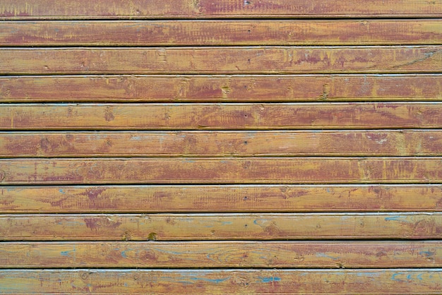 Alte hölzerne Vintage-Planken bedeckt mit flockiger brauner Farbe. Holz Textur.