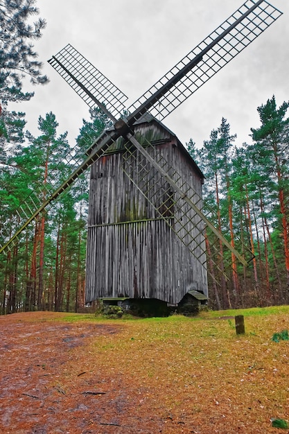 Foto alte hölzerne windmühle im ethnografischen open-air-dorf, riga, lettland