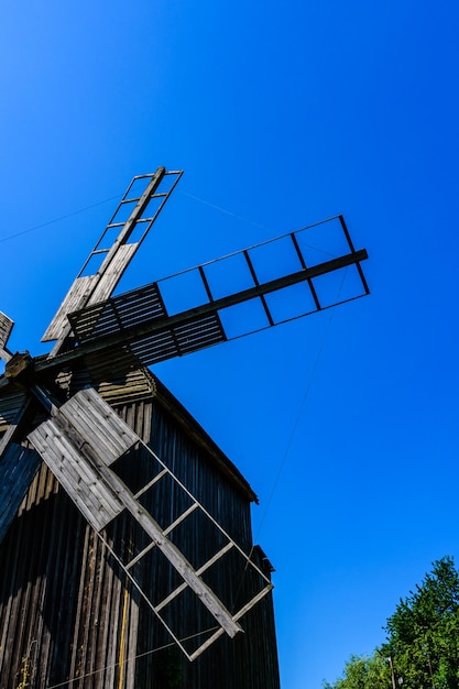 Alte hölzerne Windmühle in Pyrohiv, Ukraine