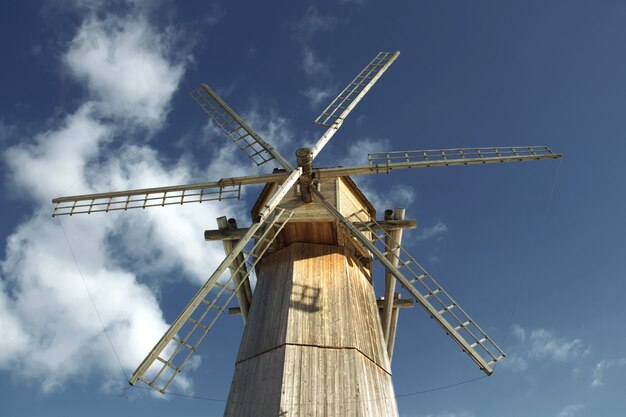 Alte hölzerne Windmühle vor blauem Himmel