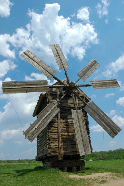 Alte hölzerne Windmühle